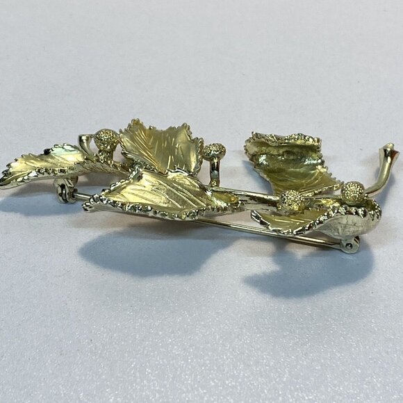 Vintage 1940's Coro Gold Plated Five Leaves Berry Brooch Pin - Picture 3 of 9